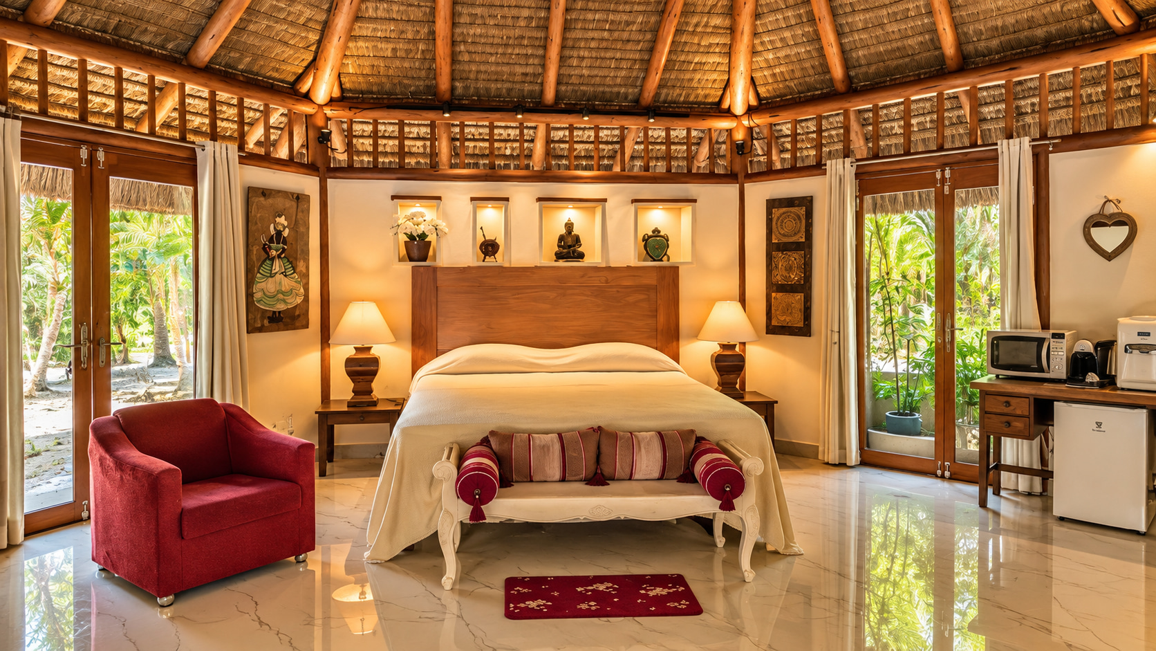 Stilvolle Schlafoase im Gästehaus der exklusiven Strandvilla in Bahia mit hohem Naturdach, großzügigem Doppelbett und Blick ins tropische Grün.
