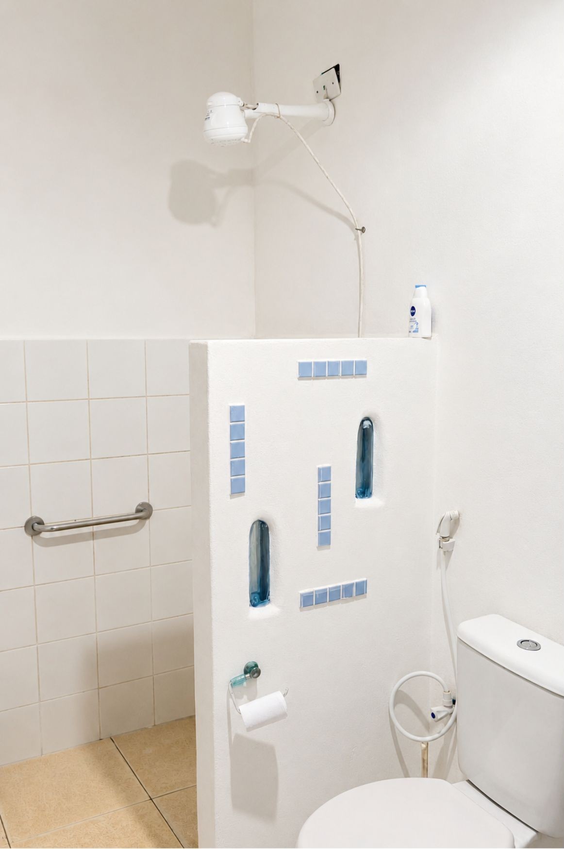 Shower with decorative glass details